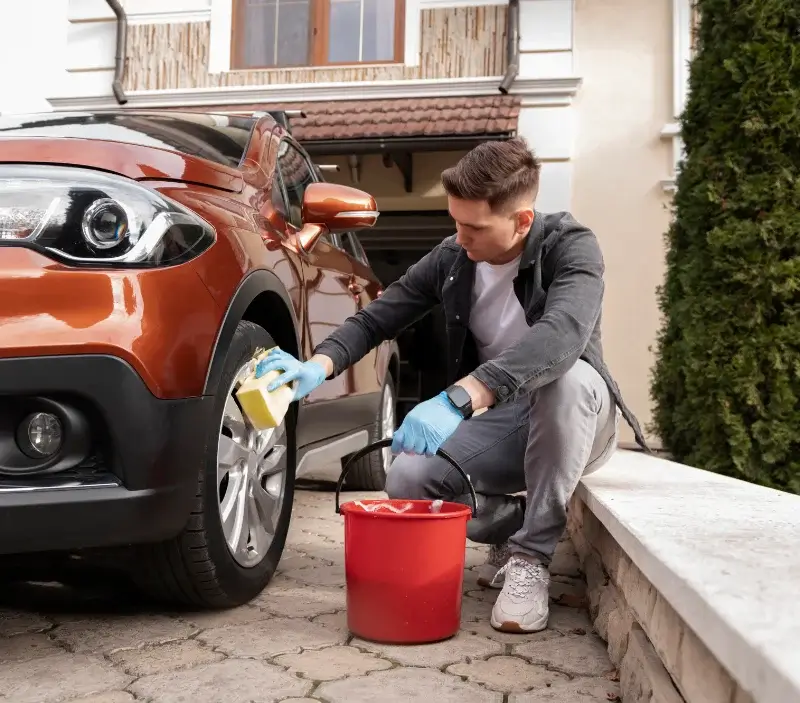 Lavage auto à domicile Chaufour-lès-Bonnières : professionnel intervenant sur un véhicule